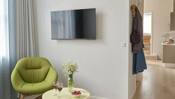 Apartment (7) | Living area | 43-inch Smart TV with cable channels