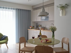 2 Bedroom Apartment for 4 | Essbereich im Zimmer