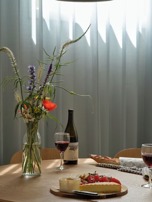 2 Bedroom Apartment for 6 | Essbereich im Zimmer