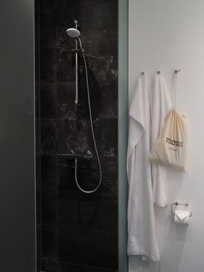 Ducha, secador de pelo, toallas, jabón