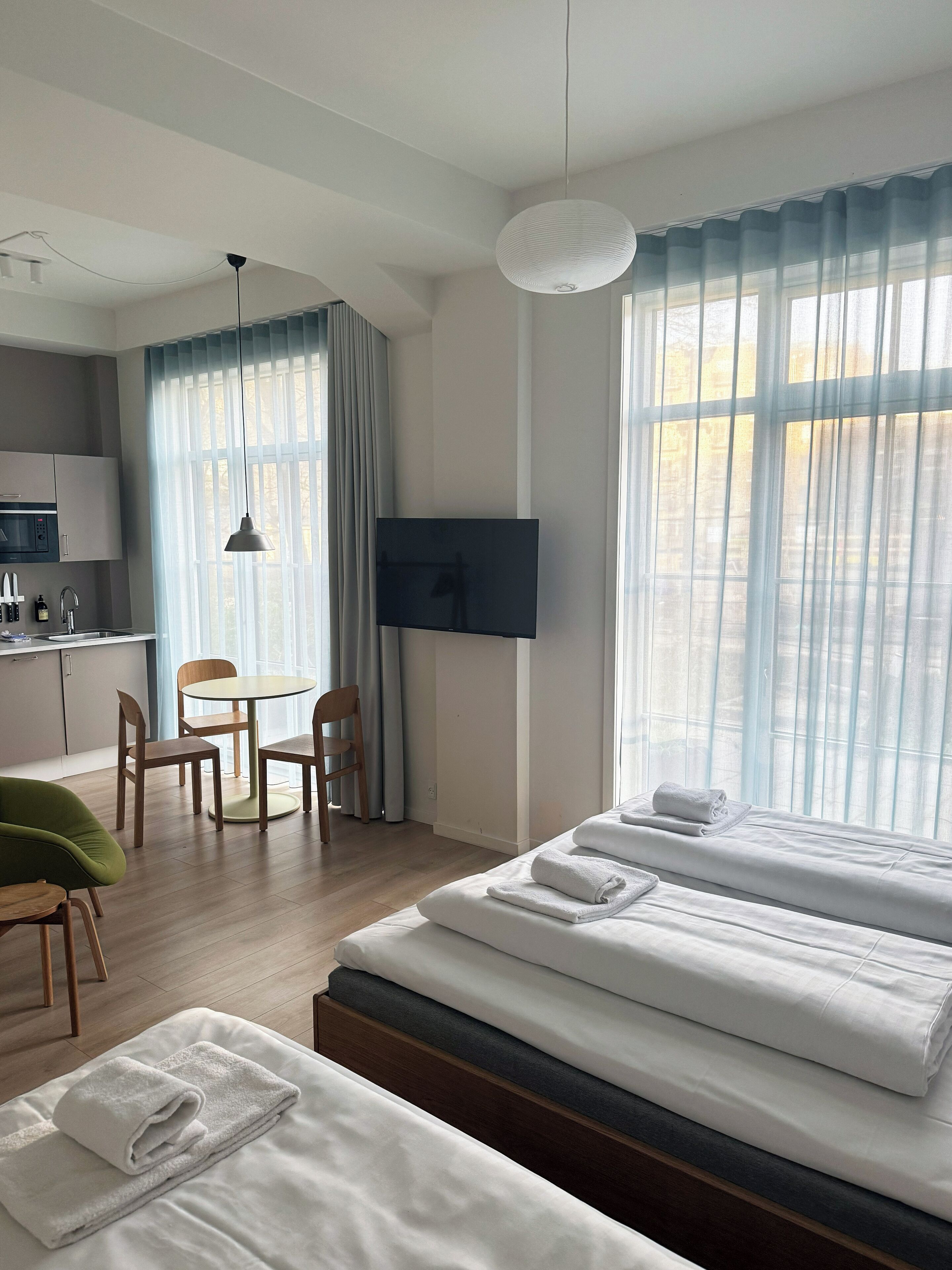 สตูดิโอ, หลายเตียง (7) | เครื่องนอนป้องกันสารก่อภูมิแพ้, ผ้าม่านกันแสง, ห้องเก็บเสียง