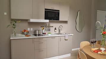 2 Bedroom Apartment for 6 | Cocina privada | Frigorífico pequeño, microondas y máquina de café espresso