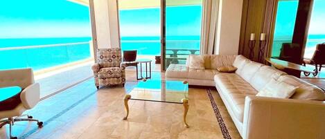 Télévision, cheminée, lecteur de DVD, espaces bureaux