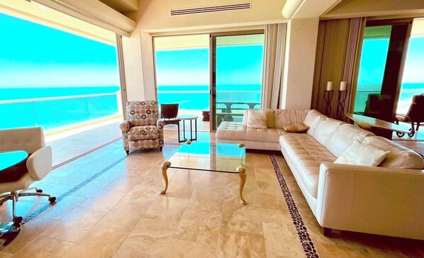 テレビ、暖炉、DVD プレーヤー、書斎 / ワークスペース