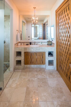 シャワー、ヘアドライヤー、タオル