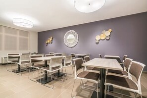 Dining - Coratel Inn & Suites by Jasper Rochester-Comfort 2 Queen Bed Non-Smoking (Rochester)