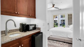 Desk, iron/ironing board, WiFi, bed sheets