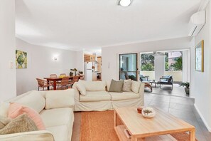 Smart TV - Lotus Lakes - Tropical 2BR Retreat | Resort Pools | Near Cairns CBD & Botanical Gardens (Cairns North)