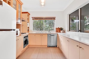 冷蔵庫、電子レンジ、オーブン、コンロ