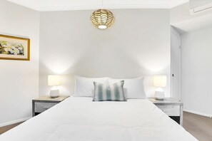 2 bedrooms, iron/ironing board, travel cot, free WiFi - Lotus Lakes - Tropical 2BR Retreat | Resort Pools | Near Cairns CBD & Botanical Gardens (Cairns North)