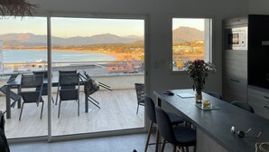 Et moderne køkken med hav- og bjergudsigt.