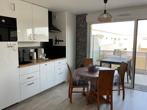 Fridge, microwave, oven, stovetop - Appartement T2 Cabine en Résidence, 4 Personnes (Fort-Mahon-Plage)