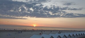 A beach with people and beach huts. - Appartement T2 Cabine en Résidence, 4 Personnes (Fort-Mahon-Plage)
