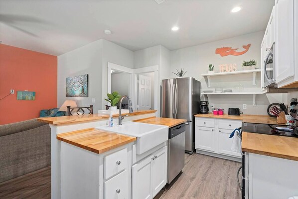 Fridge, microwave, oven, stovetop - Coastal Paradise -Community Pool (Rockport)