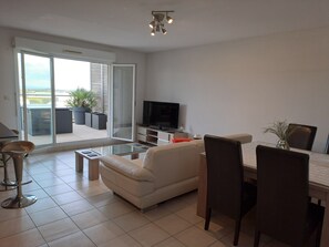 Smart TV, books - Location vue mer Saint Raphaël (Saint-Raphaël)