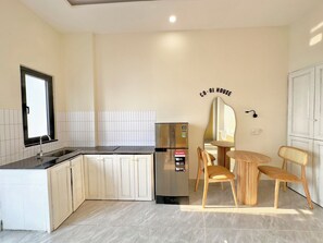 Deluxe Studio | Private kitchenette | Fridge, stovetop, cookware/dishes/utensils, spices - Corgi House Danang (Da Nang)