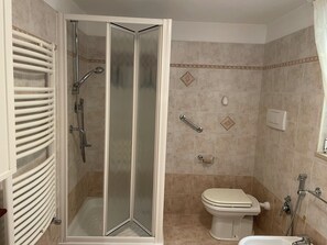 Shower, hair dryer, bidet, towels - Facility located in the city center, near the Pane e Pomodoro beach (Bari)