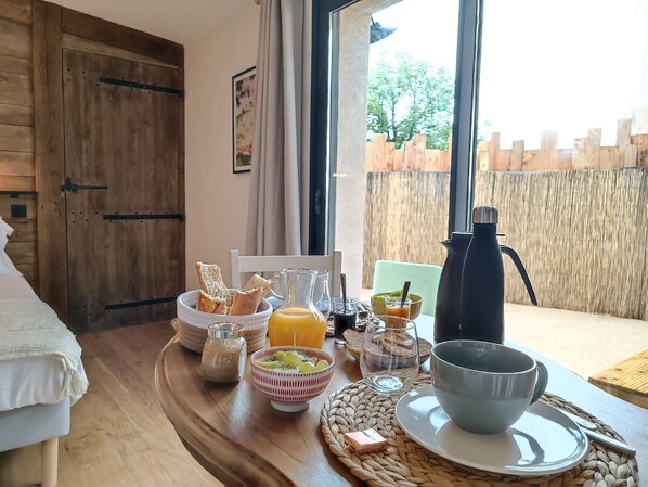 Dining - Chambre D'hôtes SPA Privatif La Tour du Laurensou Figeac La Campagne en Ville (Figeac)