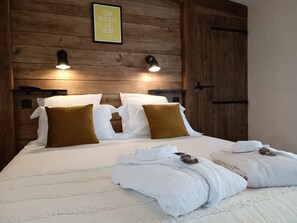 1 bedroom, free WiFi, bed sheets - Chambre D'hôtes SPA Privatif La Tour du Laurensou Figeac La Campagne en Ville (Figeac)