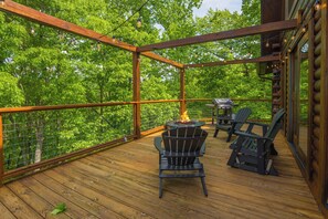 Outdoor dining - WaterFall View Lodge: Pet-Friendly, S/Secluded, Hot Tub, Wifi, Wooded View... (Sevierville)