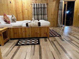 Muebles diferentes, escritorio y wifi gratis 