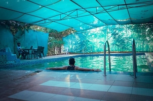 Una piscina al aire libre