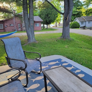 Un patio con una silla azul y una mesa con estampado de peces.