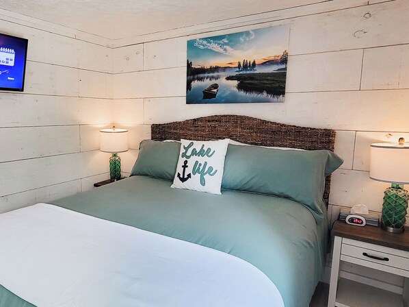 2 slaapkamers, een bureau, een strijkplank/strijkijzer, reisbedje