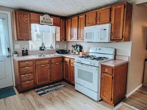 Een koelkast, een microgolfoven, een oven, een kookplaat