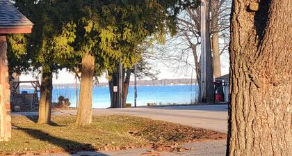 Lakeview Houghton Lake/ Firepit / Gazebo / Kayak / SUP / A/C / Fishing / Grill