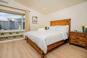 3 slaapkamers, een bureau, een strijkplank/strijkijzer, wifi