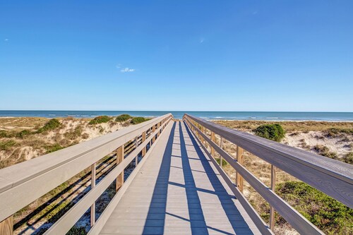 Oceanfront | Large Covered Balcony | Second Floor Ocean Place | Walk to the Ritz Carlton