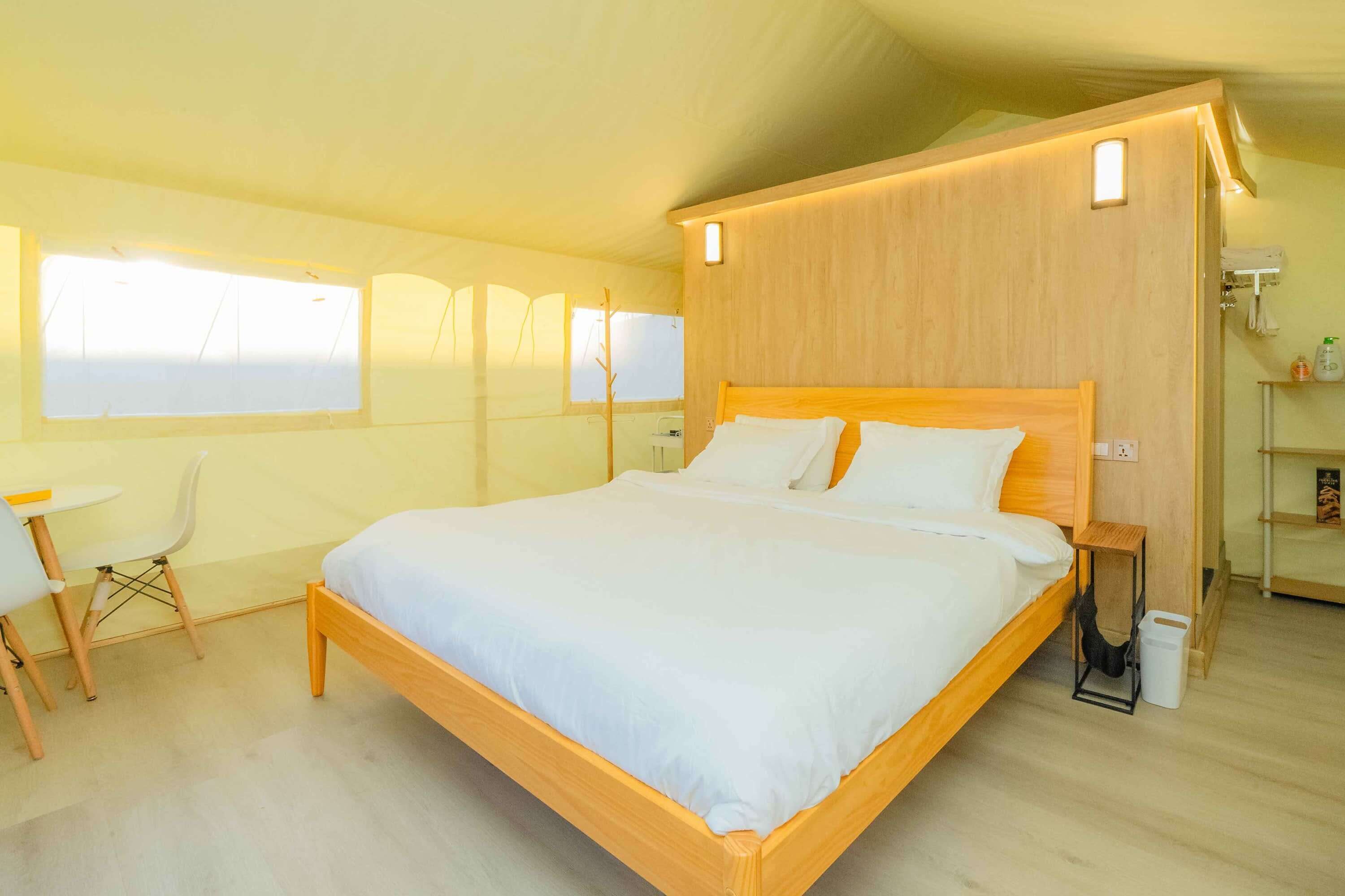 1 bedroom, desk, WiFi, bed sheets