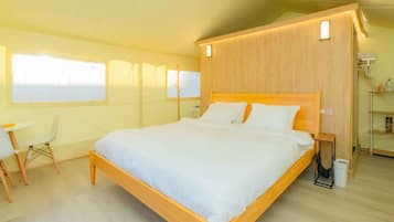 1 bedroom, desk, WiFi, bed sheets