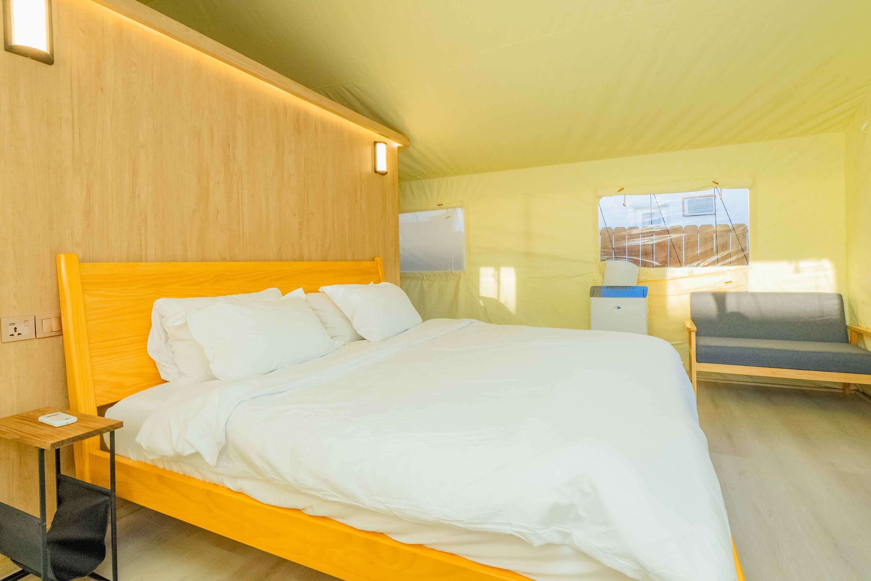 1 bedroom, desk, WiFi, bed sheets