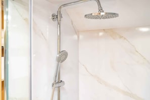 Douche, sèche-cheveux, savon, shampoing