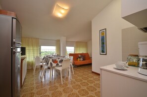 Réfrigérateur, micro-ondes, plaque de cuisson, cafetière/bouilloire