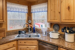 Fridge, microwave, oven, stovetop - Cabin in Disguise Enjoy Firepit Stargazing Hiking (Mendota)