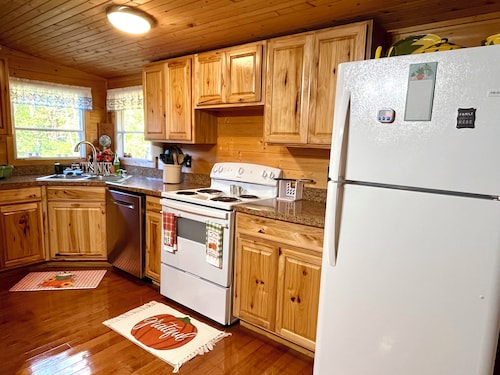 Family Adventure Base: Firepit, BBQ, outdoor games. Nearby Kayaking and Hiking!