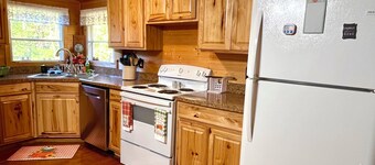 Family Adventure Base: Firepit, BBQ, outdoor games. Nearby Kayaking and Hiking!