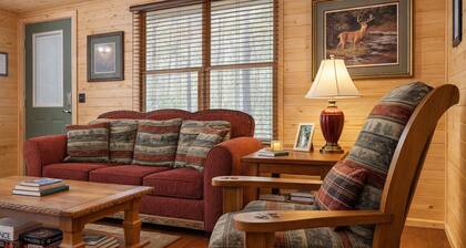 Cabin in Disguise Enjoy Firepit Stargazing Hiking