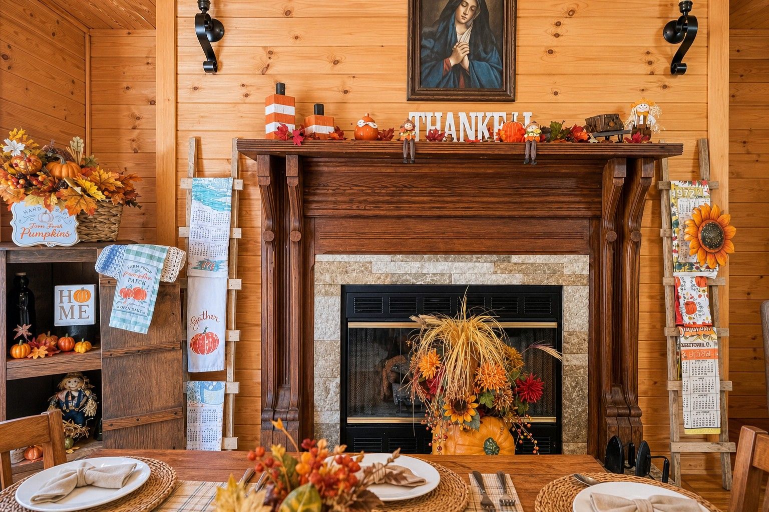Un cuarto acogedor con chimenea, paredes de madera y decoración temática de Acción de Gracias.