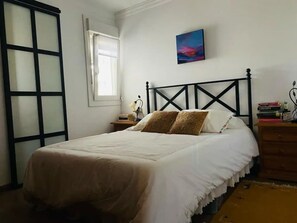 3 chambres, fer et planche à repasser, Wi-Fi gratuit, draps fournis