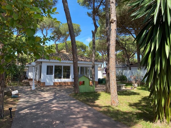 Property grounds - Beautiful chalet between the pinewoods and the sea. 5 minutes drive to the beach (Chiclana de la Frontera)