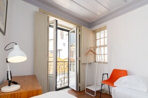 2 habitaciones y tabla de planchar con plancha