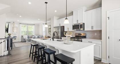 Beautiful Three Bedroom Townhome w/ Nice Amenities