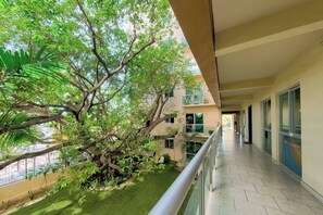 Apartamento, 2 quartos, sacada, vista para o jardim | Corredor