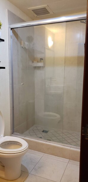 Apartemen, 2 kamar tidur, balkon, pemandangan kebun | Kamar mandi