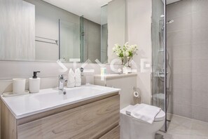 Apartamento básico | Banheiro | Chuveiro, secador de cabelo, bidê, toalhas de banho