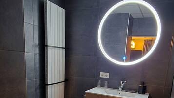 Een douche, een haardroger, handdoeken, zeep